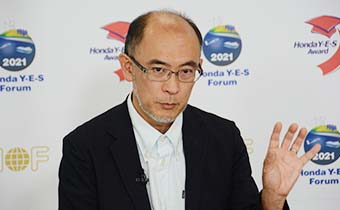 Dr. Takashi Oguchi giving the keynote speech
