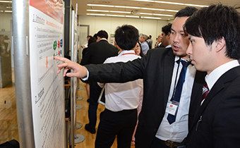 会場内ではポスター制作者とフォーラム参加者の議論が活発に行われた